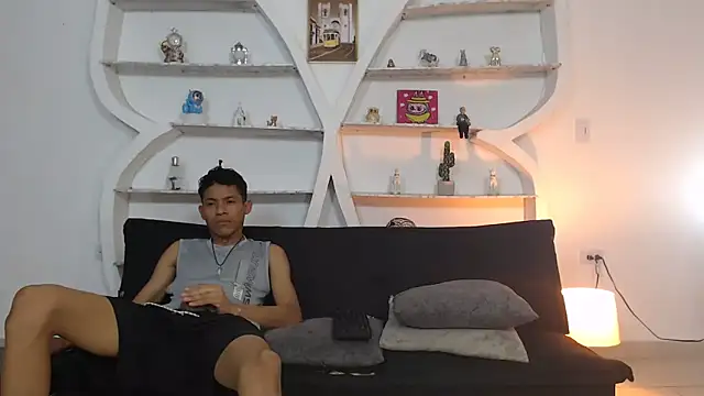 BEAUTY BOYS1 online show from December 5, 2025, 7:17 am