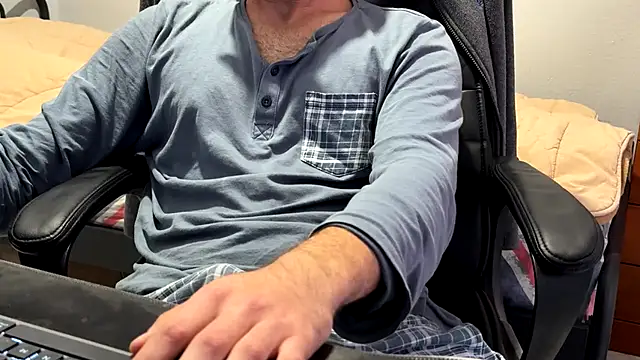 Snapshot of Uncutboy24 chatting on October 28, 2025, 9:35 am Uncutboy24 online show from October 28, 2025, 9:35 am