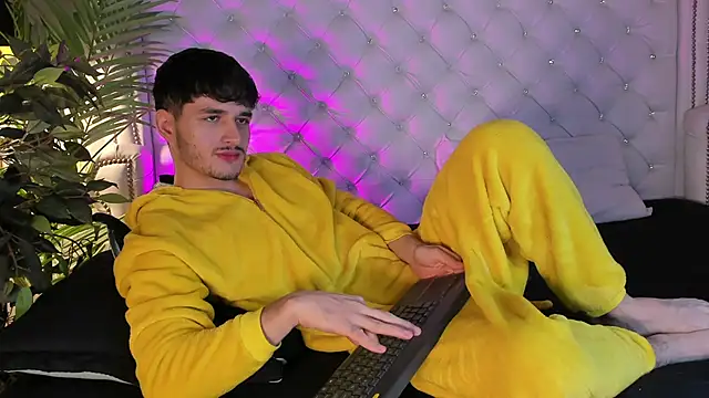 Snapshot of LiamMuller chatting on December 3, 2025, 12:25 pm LiamMuller online show from December 3, 2025, 12:25 pm