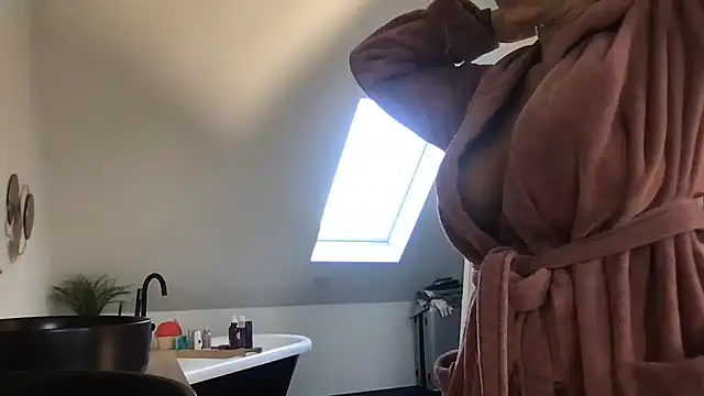 AmyStone   online show from April 14, 2026, 8:42 am