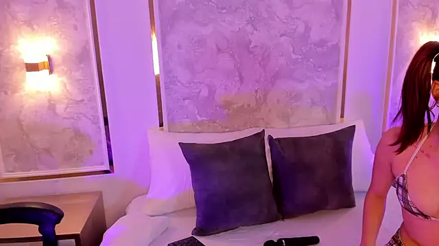 doll eyees  online show from December 4, 2025, 2:43 am