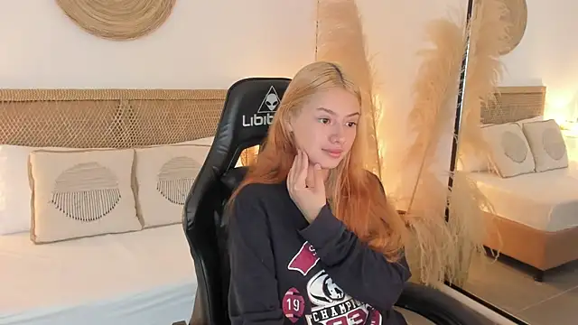 daniand  online show from September 22, 2025, 11:45 am