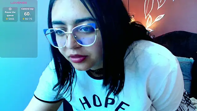 Mia  Scott   online show from October 22, 2025, 7:35 pm
