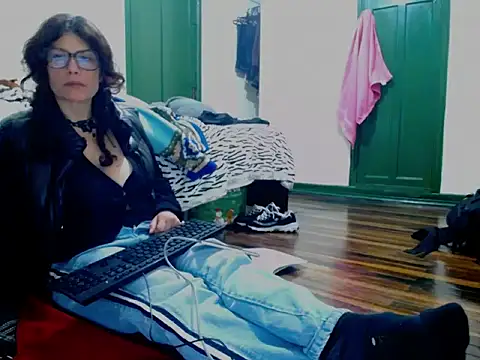 Snapshot of fenix_colette chatting on April 20, 2026, 12:13 am fenix colette online show from April 20, 2026, 12:13 am
