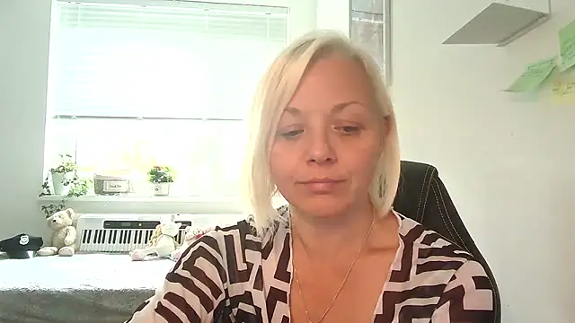 Snapshot of Linsy_Kim chatting on October 8, 2025, 8:45 am Linsy Kim online show from October 8, 2025, 8:45 am