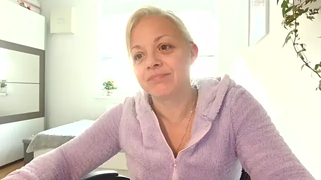 Snapshot of Linsy_Kim chatting on October 19, 2025, 8:48 am Linsy Kim online show from October 19, 2025, 8:48 am