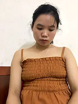 Snapshot of Ngoc-bbi chatting on October 12, 2025, 11:31 am Ngoc-bbi online show from October 12, 2025, 11:31 am