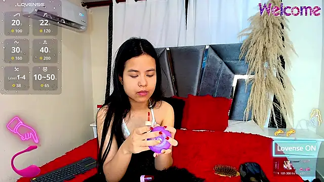 MiniLove 01 online show from December 17, 2025, 12:22 pm