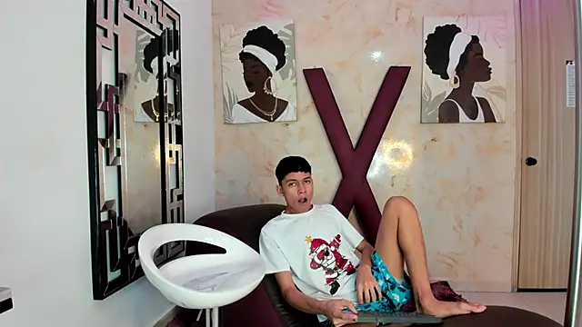 PRETTY FEM online show from March 31, 2026, 1:29 am