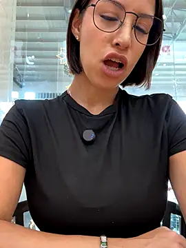 Snapshot of luvely chatting on November 19, 2025, 7:25 pm luvely online show from November 19, 2025, 7:25 pm