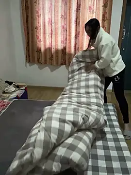 xiiuuff18 online show from November 12, 2025, 11:25 pm