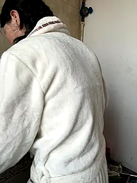 xiiuuff18 online show from November 25, 2025, 11:49 pm