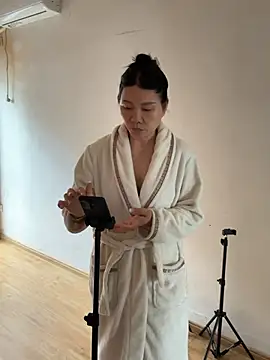 xiiuuff18 online show from April 16, 2026, 4:24 am