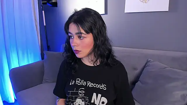 flower smith  online show from November 7, 2025, 11:43 am