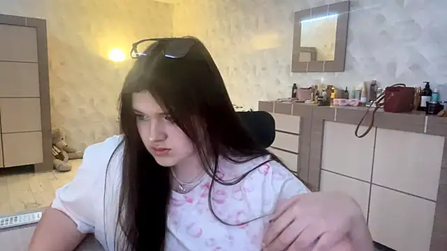 CarylWeatherholtz online show from December 18, 2025, 12:22 pm