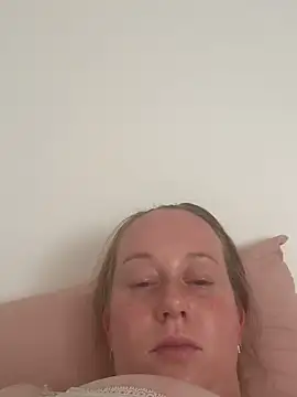 Snapshot of Eflctt chatting on September 20, 2025, 3:24 pm Eflctt online show from September 20, 2025, 3:24 pm