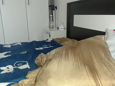 Snapshot of petite_danielle chatting on March 3, 2026, 8:20 am petite danielle online show from March 3, 2026, 8:20 am