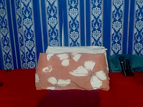 Snapshot of JUICEYLIPS333 chatting on November 12, 2025, 6:41 pm JUICEYLIPS333 online show from November 12, 2025, 6:41 pm