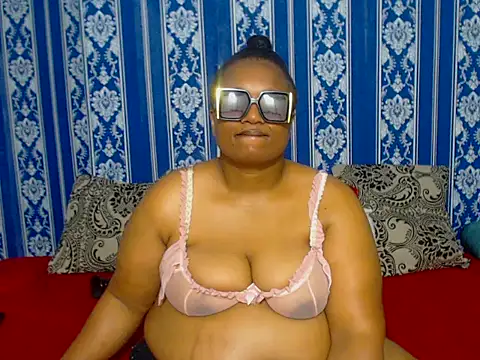 Snapshot of JUICEYLIPS333 chatting on November 23, 2025, 5:02 pm JUICEYLIPS333 online show from November 23, 2025, 5:02 pm