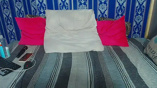 Snapshot of JUICEYLIPS333 chatting on December 15, 2025, 7:34 am JUICEYLIPS333 online show from December 15, 2025, 7:34 am