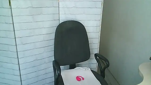 Helen xi  online show from January 15, 2026, 5:23 am