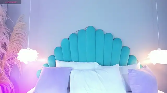 AlassiaHocthner online show from November 12, 2025, 11:43 am