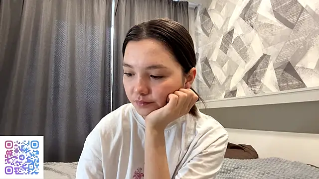 KiraVelvet online show from November 6, 2025, 8:04 am