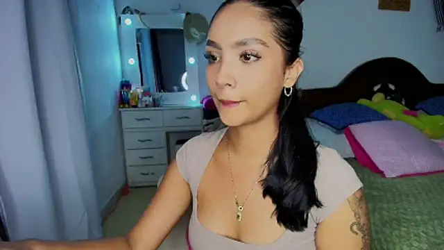 Snapshot of mia_yireth chatting on October 19, 2025, 12:33 am mia yireth online show from October 19, 2025, 12:33 am
