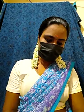 Snapshot of mini-queen chatting on November 18, 2025, 4:55 pm mini-queen online show from November 18, 2025, 4:55 pm