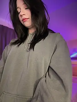 YourLittleDevil online show from April 17, 2026, 5:32 am