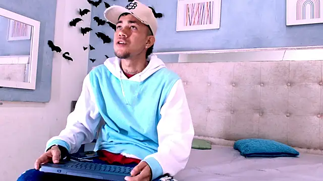 Snapshot of tattoos22 chatting on November 19, 2025, 11:43 am tattoos22 online show from November 19, 2025, 11:43 am