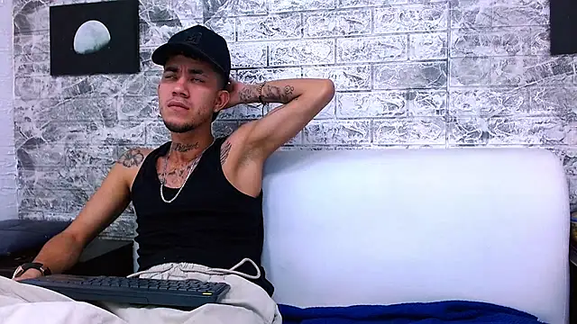 Snapshot of tattoos22 chatting on November 30, 2025, 11:47 am tattoos22 online show from November 30, 2025, 11:47 am