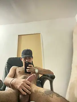 Snapshot of tattoos22 chatting on February 28, 2026, 4:41 pm tattoos22 online show from February 28, 2026, 4:41 pm