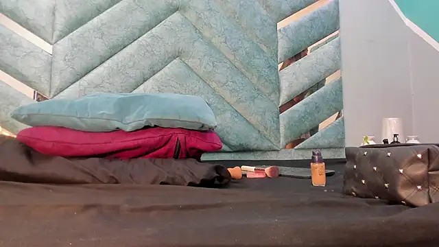 Snapshot of AngelineJolie chatting on October 9, 2025, 7:01 pm AngelineJolie online show from October 9, 2025, 7:01 pm