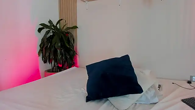 Cristalfoxy  online show from November 5, 2025, 7:36 pm