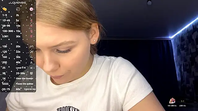 Snapshot of SwiiSweet chatting on November 6, 2025, 4:08 pm SwiiSweet online show from November 6, 2025, 4:08 pm