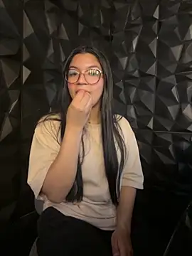 Snapshot of lil_charme chatting on November 10, 2025, 7:57 pm lil charme online show from November 10, 2025, 7:57 pm
