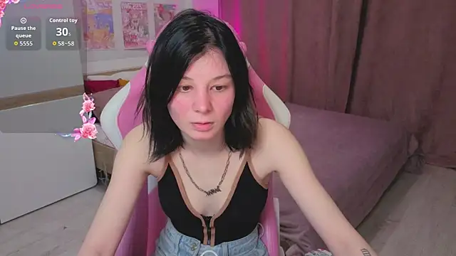 Snapshot of EllinEverly chatting on April 17, 2026, 9:18 pm EllinEverly online show from April 17, 2026, 9:18 pm