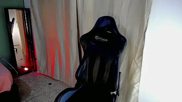 dilan hott  online show from November 11, 2025, 8:09 pm