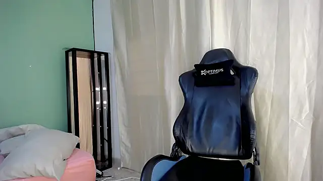 dilan hott  online show from November 13, 2025, 6:29 pm