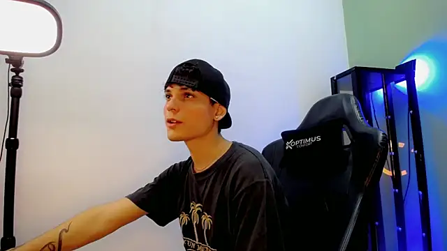 dilan hott  online show from December 3, 2025, 4:27 pm