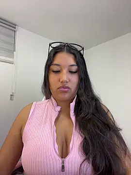 Snapshot of SharaRous chatting on May 31, 2026, 1:14 am SharaRous online show from May 31, 2026, 1:14 am