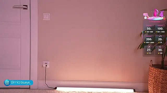 Miablueye online show from November 16, 2025, 2:33 pm