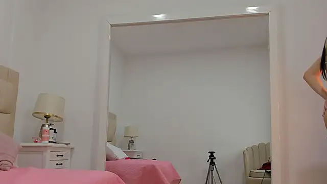 Snapshot of SkinnyGirl_28 chatting on October 22, 2025, 8:41 pm SkinnyGirl 28 online show from October 22, 2025, 8:41 pm