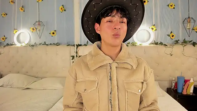 AleAurarashi online show from November 14, 2025, 6:01 am