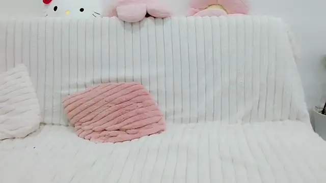 Emmahahaha17 online show from October 2, 2025, 4:36 pm