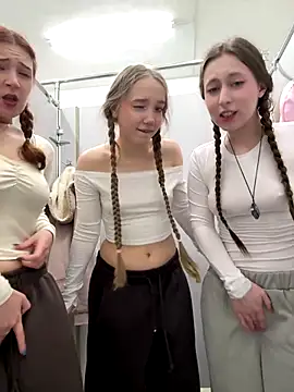 Snapshot of FroggyAnna chatting on December 15, 2025, 6:56 pm FroggyAnna online show from December 15, 2025, 6:56 pm