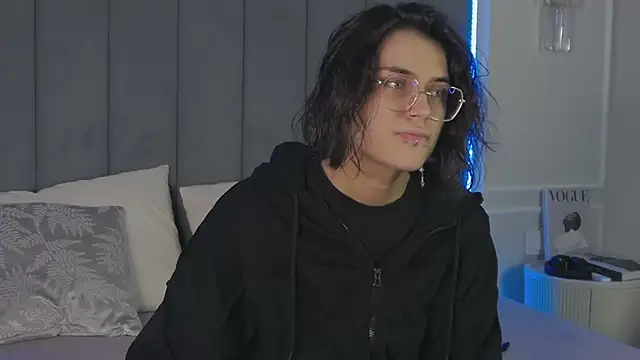 VioletAsh online show from April 26, 2026, 4:32 am