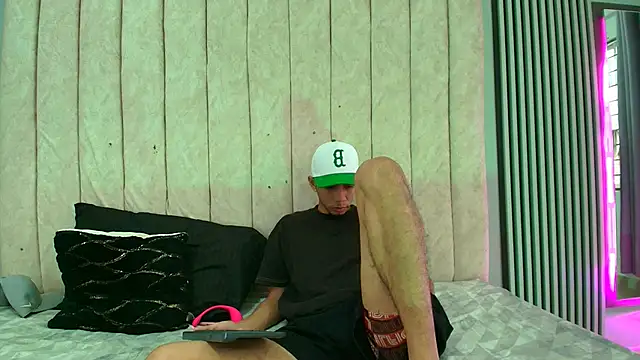 Snapshot of DustinandJordan chatting on September 12, 2025, 1:33 pm DustinandJordan online show from September 12, 2025, 1:33 pm