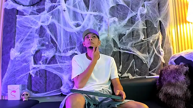 Snapshot of DustinandJordan chatting on October 9, 2025, 5:05 am DustinandJordan online show from October 9, 2025, 5:05 am